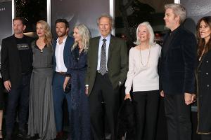 Clint Eastwood posiert zwischen Ex-Frau und neuer Freundin