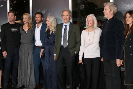 Clint Eastwood (grünes Jackett) hat seine ganze Familie um sich versammelt, inklusive Ex-Frau (re. neben ihm) und neuer Freu...