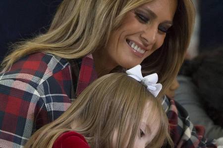 Die First Lady strahlt im Umgang mit den Kindern Die First Lady strahlt im Umgang mit den Kindern