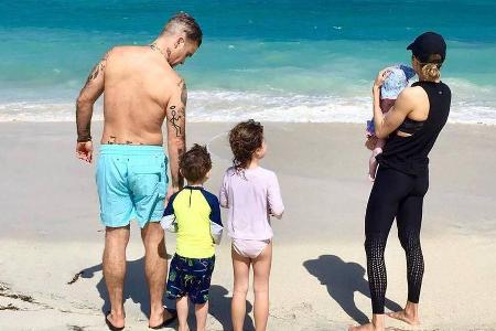 Robbie Williams mit Familie am Strand Robbie Williams mit Familie am Strand