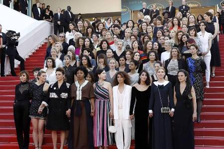 Jury-Präsidentin Cate Blanchett und viele andere Fraien versammelten sich auf der Treppe in Cannes