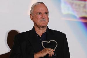 "Monty Python"-Legende John Cleese: Lebensfroh und knapp bei Kasse