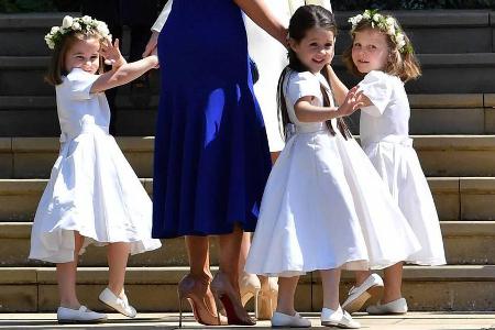 Das Winken beherrscht Prinzessin Charlotte (l.) wie ein Profi