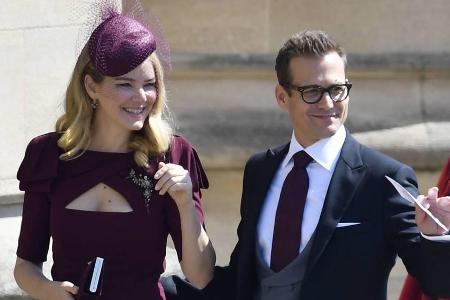 Gabriel Macht und seine Frau Jacinda Barrett winken gut gelaunt den wartenden Fans zu