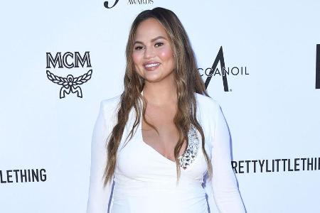 Auf dem roten Teppich zeigte Chrissy Teigen stolz ihren Babybauch Auf dem roten Teppich zeigte Chrissy Teigen stolz ihren Babybauch