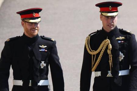 Prinz Harry (l.) und Prinz William auf dem Weg in die St.-Georgs-Kapelle