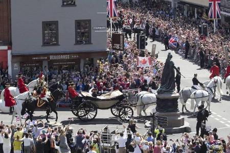 Prinz Harry und Herzogin Meghan in der offenen Kutsche Prinz Harry und Herzogin Meghan in der offenen Kutsche
