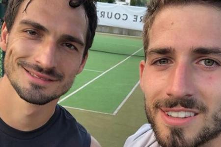 Mats Hummels und Kevin Trapp auf dem Tennis-Court Mats Hummels und Kevin Trapp auf dem Tennis-Court