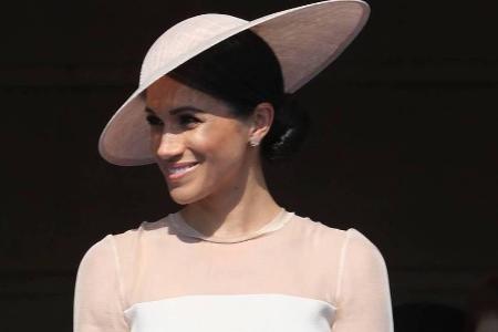 Herzogin Meghan bei einer Gartenparty im Buckingham Palast: Ihr Kleid stammt von Goat