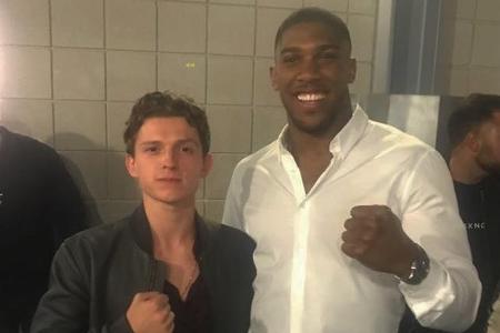 Schauspieler Tom Holland (links) musste Box-Profi Anthony Joshua einfach um ein Foto bitten Schauspieler Tom Holland (links) musste Box-Profi Anthony Joshua einfach um ein Foto bitten