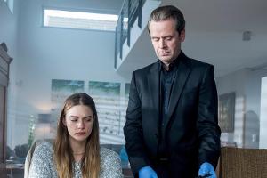 "Professor T.: Das verlorene Kind": Professor T. (Matthias Matschke) befragt das Au-pair Maren Silke Bäumler (Laura Berlin) ...