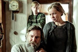 Volkmar (Nicki von Tempelhoff) und Almut Böttger (Alexandra Schalaudek) betrauern den Tod ihrer Tochter