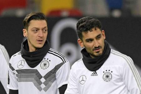 Mesut Özil (l.) und Ilkay Gündogan im Trikot der Deutschen Nationalmannschaft