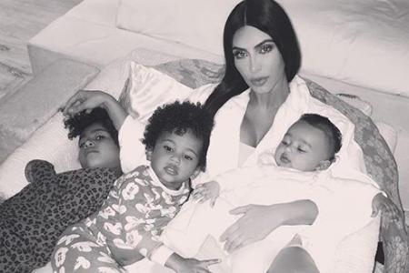 Kim Kardashian gemeinsam mit North West, Saint West und Chicago West