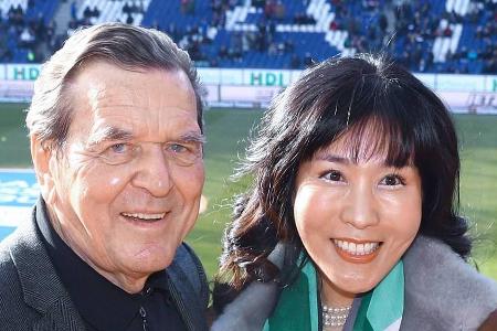 Gerhard Schröder und Soyeon Kim besuchen gemeinsam ein Fußball-Spiel des Hannover 96
