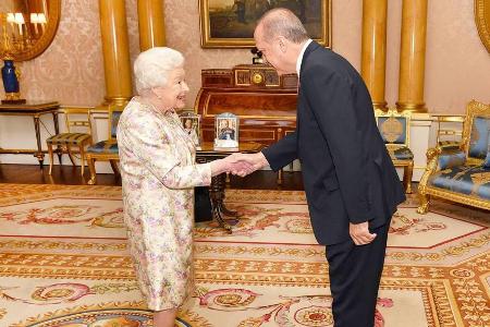Was der Queen bei diesem Händedruck mit Erdogan wohl durch den Kopf ging?