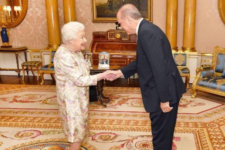 Was der Queen bei diesem Händedruck mit Erdogan wohl durch den Kopf ging? Was der Queen bei diesem Händedruck mit Erdogan wohl durch den Kopf ging?