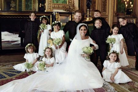 Herzogin Meghan und Prinz Harry mit ihre Blumenmädchen und 