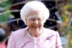 Zurück bei der Arbeit: Die Queen strahlt nach dem Hochzeitswochenende