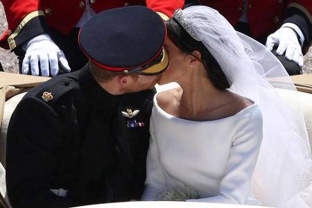 In der Kutsche küssten sich Prinz Harry und seine Meghan zum zweiten Mal als Ehepaar