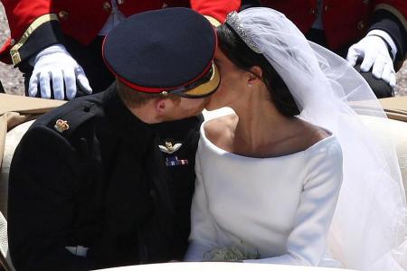 In der Kutsche küssten sich Prinz Harry und seine Meghan zum zweiten Mal als Ehepaar In der Kutsche küssten sich Prinz Harry und seine Meghan zum zweiten Mal als Ehepaar