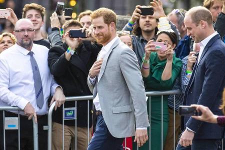 Am Abend vor seiner Hochzeit schenkt Prinz Harry Fans vor Schloss Windsor noch einmal seine Zeit, begleitet wird er von Prin...
