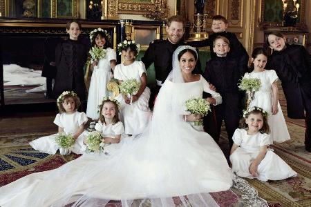 Prinz Harry und Herzogin Meghan mit ihren Blumenmädchen und 