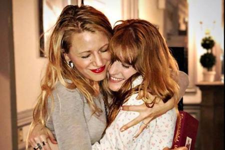 Blake Lively (l.) und Florence Welsh liegen sich in den Armen Blake Lively (l.) und Florence Welsh liegen sich in den Armen