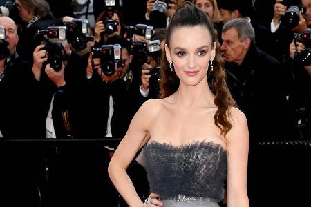 Charlotte Le Bon auf dem roten Teppich in Cannes Charlotte Le Bon auf dem roten Teppich in Cannes