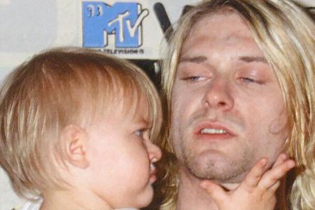 Kurt Cobain im September 1993 mit seiner damals einjährigen Tochter Frances Kurt Cobain im September 1993 mit seiner damals einjährigen Tochter Frances