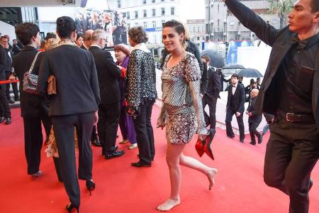 Schauspielerin Kristen Stewart sorgt barfuß für Aufsehen Schauspielerin Kristen Stewart sorgt barfuß für Aufsehen