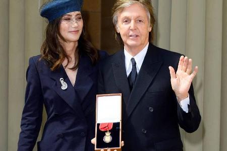 Paul McCartney mit seiner Frau Nancy Shevell und seinem neuen Orden Paul McCartney mit seiner Frau Nancy Shevell und seinem neuen Orden