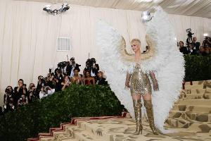 Met Gala: Katy Perry schwebt auf Flügeln ein