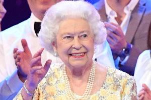 Erstes Treffen: Die Queen besucht Prinz Louis mit dem Helikopter