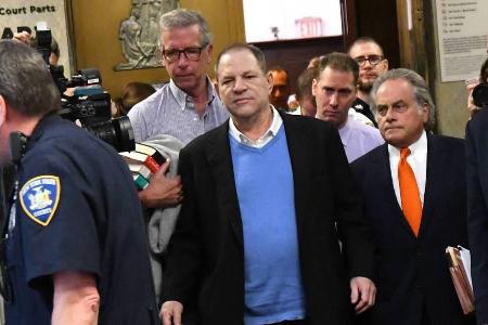 Harvey Weinstein (Mitte) am Freitag in Manhattan