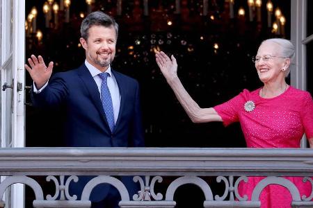 Kronprinz Frederik und seine Mutter, Königin Margrethe von Dänemark, bei den Feierlichkeiten zu seinem 50. Geburtstag
