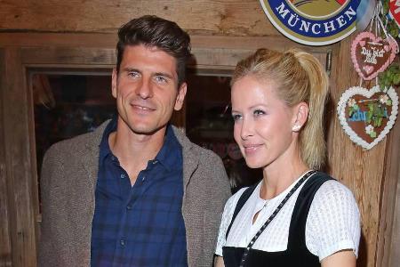 Mario Gomez und seine Frau Carina freuen sich über ihr erstes Kind