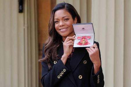 Naomie Harris erhielt im Februar 2017 von der Queen den Order of the British Empire, den britischen Verdienstorden Naomie Harris erhielt im Februar 2017 von der Queen den Order of the British Empire, den britischen Verdienstorden