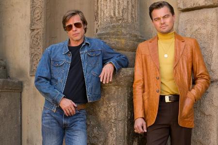 Rick Dalton (Leonardo DiCaprio, r.) und Cliff Booth (Brad Pitt, l.) in Sony Pictures' 