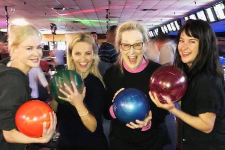 Nicole Kidman (v.l.), Reese Witherspoon, Meryl Streep und Shailene Woodley ganz ausgelassen bei ihrer Bowl-a-Rama-Party Nicole Kidman (v.l.), Reese Witherspoon, Meryl Streep und Shailene Woodley ganz ausgelassen bei ihrer Bowl-a-Rama-Party