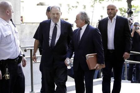 Harvey Weinstein erreicht am Dienstag zusammen mit seinen Anwälten das Gerichtsgebäude Harvey Weinstein erreicht am Dienstag zusammen mit seinen Anwälten das Gerichtsgebäude