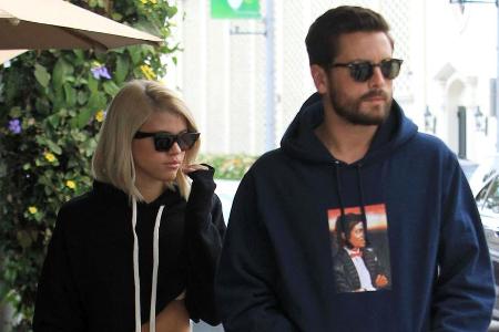 Gerüchte um eine Beziehung zwischen Sofia Richie und Scott Disick kamen erstmals im Mai 2017 auf