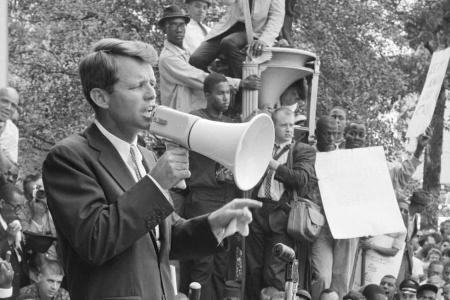 Wo auch immer er auftauchte, die Menschen jubelten Bobby Kennedy zu