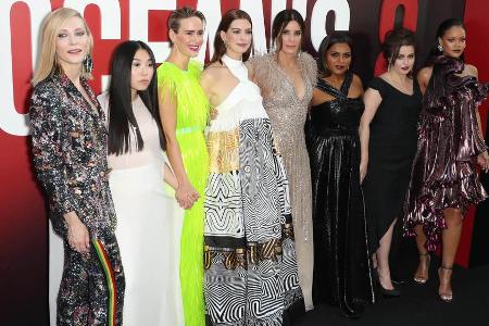 Cate Blanchett, Awkwafina, Sarah Paulson, Anne Hathaway, Sandra Bullock, Mindy Kalling, Helena Bonham Carter und Rihanna bei...