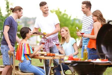 Grillen mit Freunden: Zur Fußball-WM ein Muss!