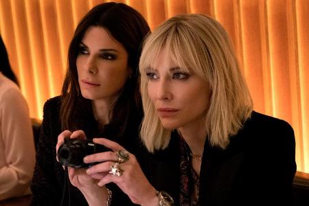 Sandra Bullock als Debbie Ocean (l.) und Cate Blanchett als Lou in 