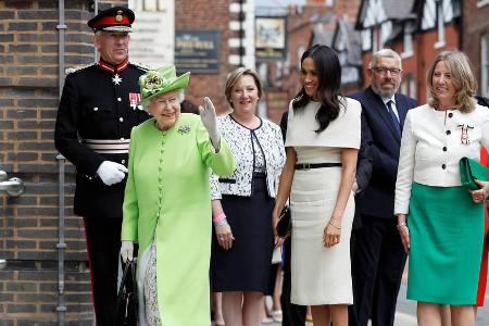 Queen Elizabeth II. (l.) und Herzogin Meghan haben auf ihrer gemeinsamen Reise offenbar viel Spaß