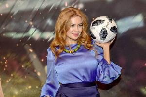 WM 2018: Palina Rojinski bekommt von Fußballfans die gelbe Karte