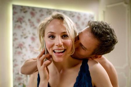 Nach einer Nacht mit Nils (Florian Stadler) bekommt Desirée (Louisa von Spies) eine Zusage aus Thailand Nach einer Nacht mit Nils (Florian Stadler) bekommt Desirée (Louisa von Spies) eine Zusage aus Thailand