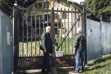 Kriminalhauptkommissar Franz Leitmayr (Udo Wachtveitl, l.) und Kriminalhauptkommissar Ivo Batic (Miroslav Nemec) stehen vor ... Kriminalhauptkommissar Franz Leitmayr (Udo Wachtveitl, l.) und Kriminalhauptkommissar Ivo Batic (Miroslav Nemec) stehen vor ...